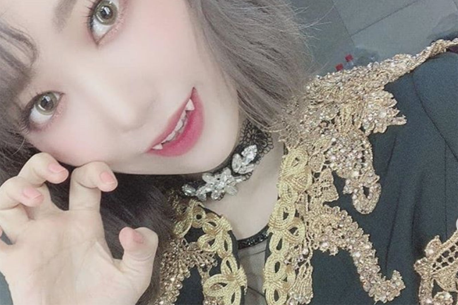 IZ*ONE宮脇咲良のヴァンパイア姿に「美しい」「血あげたい」と